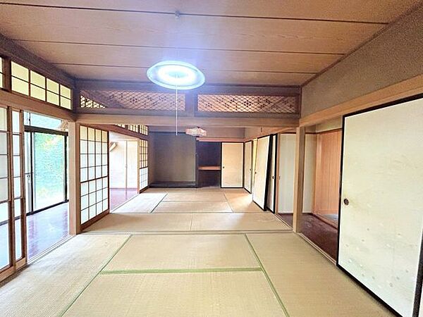 【和室】1階南側6帖の和室写真別アングルからの写真です。クロス張替え・畳表替えなどを行います。