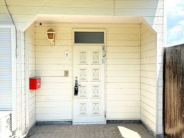 【リフォーム中】玄関は、扉交換・照明器具交換、ポーチタイル上張りを行い明るく爽やかな印象に仕上げます。録画機能付きドアホンを設置するので不在時にどなたが来られたのかチェックできます。