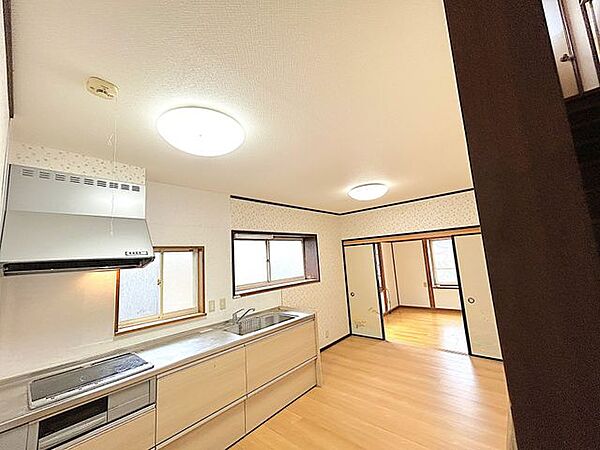 【リフォーム中】隣接する2部屋を一体化し、開放感のある約16帖のLDKへ間取り変更を行います。クロス張替え・床重ね張りを実施し、明るく快適な住空間へ生まれ変わります。