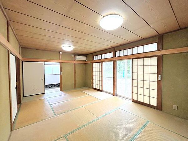 【リフォーム中】12畳和室を13帖洋室へ間取り変更予定です。南側の大きな開口部から暖かな陽光が差し込む、明るく開放感のある居室へ生まれ変わります。主寝室や多目的スペースとして活用可能です。