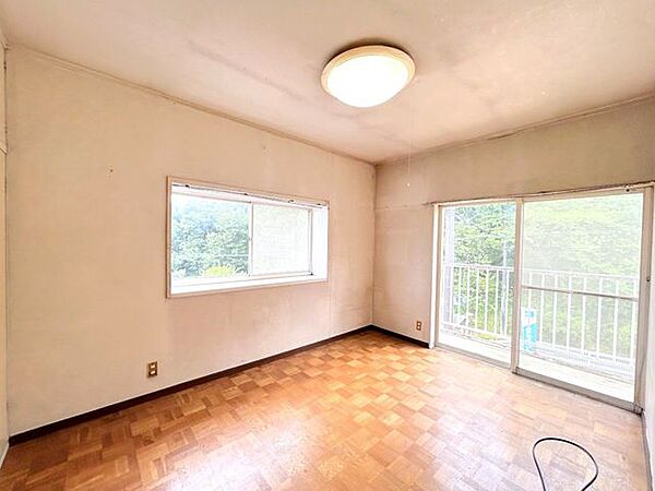【リフォーム中】2階東側6帖の洋室は、壁・天井クロス張替、床重張り、照明器具の交換を行い、明るく清潔感のあるお部屋へ生まれ変わります。大きな窓からたっぷりと自然光が差し込む明るいお部屋になります。