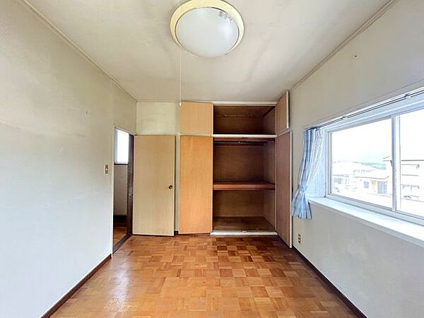 【リフォーム中】南西側6帖洋室の既存収納は畳1枚分の広さを確保したクローゼットへ変更予定です。出入口ドアと同色の建具を採用し、お部屋全体に統一感のあるすっきりとした空間に仕上げます。