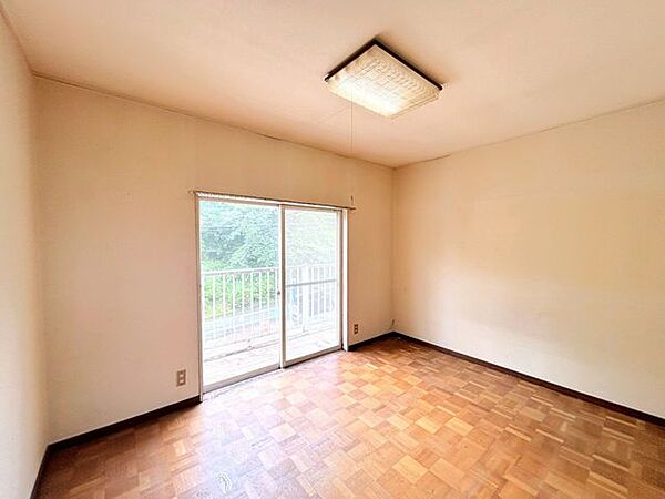 【リフォーム中】2階中央6帖洋室は、壁・天井クロス張替、照明器具交換、、床重張りを行います。南側の大きな開口部から陽光が差し込む開放的な空間を、自分専用のお部屋を持ちたいお子様にプレゼントできます。