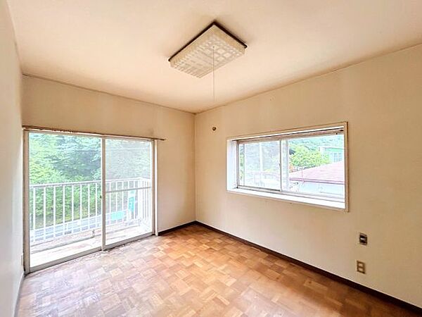 【リフォーム中】2階西側6帖の洋室は、壁・天井クロス張替、床重張り、照明器具交換を行います。バルコニーに直接出入りできるお部屋で、周辺は落ち着いた住環境のため、静かに過ごせるお部屋です。