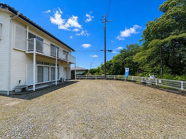 【リフォーム中】南側のお庭は、除草おや樹木撤去を行います。前面に建物がなく開放感があり、陽当たりの良いお庭をよりすっきりと整備します。駐車場やお子様の遊び場やガーデニングなど多目的に利用できます。
