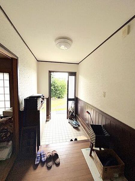 【玄関】玄関内部の写真です。玄関は荷物撤去・クリーニングを行います。広さのある玄関なので、身支度の用意や帰宅時の荷物置きにも便利です。