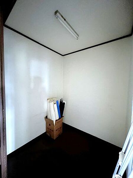 【収納】2階には納戸がございます。納戸が一箇所あると、季節ものの収納だけではなく、ゴルフバックやスキー板等、高さのあるアウトドア用品の保管場所として重宝します。