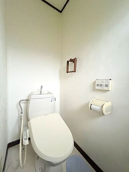 【トイレ】本住宅には1階・2階にトイレがございます。こちらはクリーニングを行います。2か所あると朝の身支度の際やよる就寝中にも便利ですね。