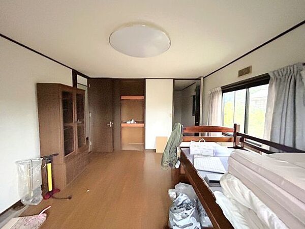 【居室】2階東側の約10帖の洋室写真です。こちらのお部屋は広さのある居室なので主寝室としてご利用いただくのがおすすめです。WICもあるので、お洋服の多い方でも安心ですね。