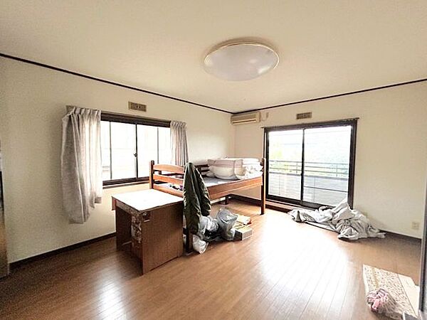 【居室】2階南東側洋室別アングルからの写真です。荷物撤去を行います。南側東側に窓があるので、日当たり・風通しのよいお部屋です。
