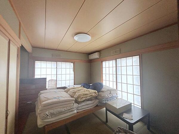 【居室】1階南東側の和室写真です。荷物撤去を行います。1階に和室があると、客間として利用したり、年齢を重ねてから寝室として利用できるのでお勧めです。