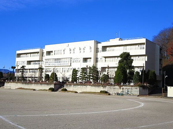 渋川市立北橘中学校 【中学校】北橘中学校まで約1.04km（徒歩13分）。 1040m