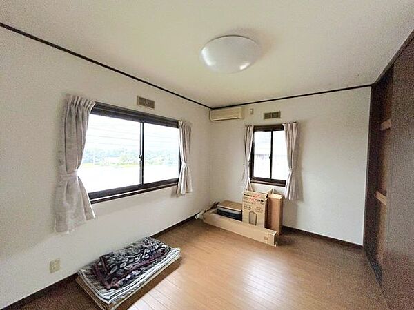 【居室】2階北西側約6帖の洋室別アングルからの写真です。荷物撤去・クリーニングを行います。