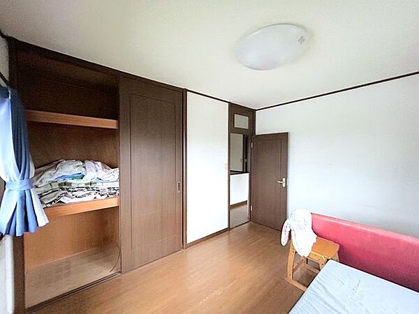 【居室】2階南西側約6帖の洋室別アングルからの写真です。荷物撤去・クリーニングを行います。