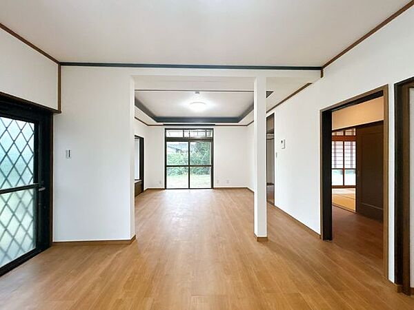 【リフォーム完成】リビングの写真です。フローリング重ね張りやクロスの張替えなど行いました。