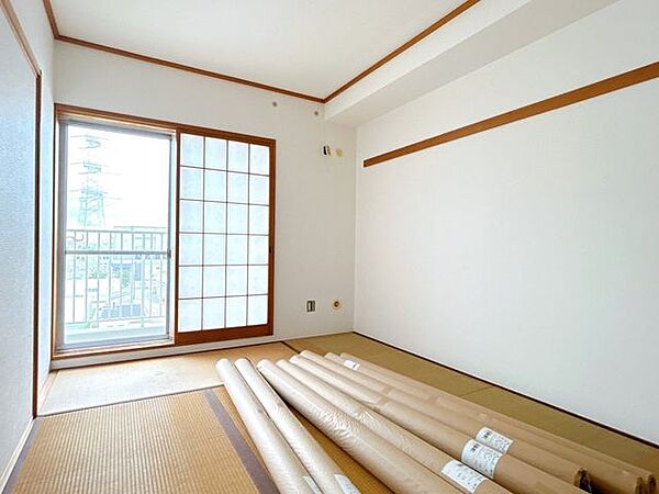 【リフォーム中7/18撮影】和室のお写真です。畳の表替えと襖・障子の張り替えを行います。南東向きですので、気持ちのいいお部屋になります。