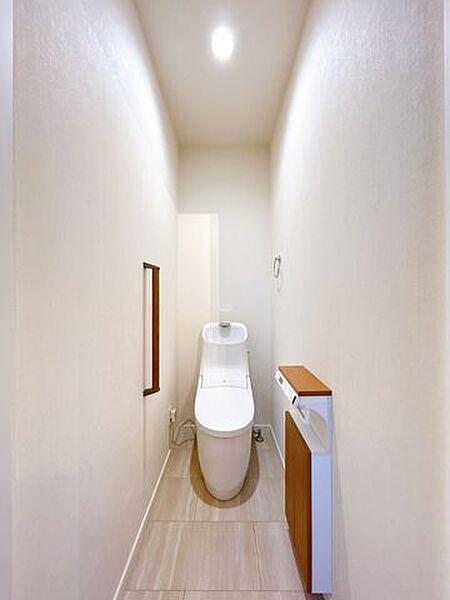 【トイレ】ウォシュレット付きのトイレになります。トイレットペーパーのストックも収納することができますね。