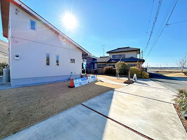 江南北 【駐車場別アングル】土間が敷かれているため、外構の管理が楽ですね。 1700m