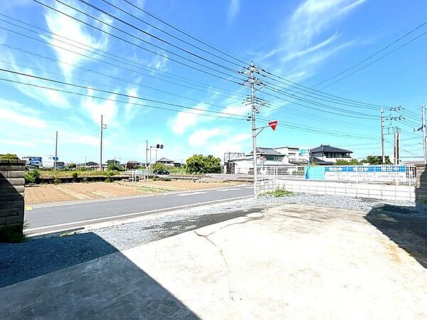 【駐車場拡張完了】普通車が並列で3台可能です。前面道路の幅も約6.0mございますので、車の出入りが容易にできます。