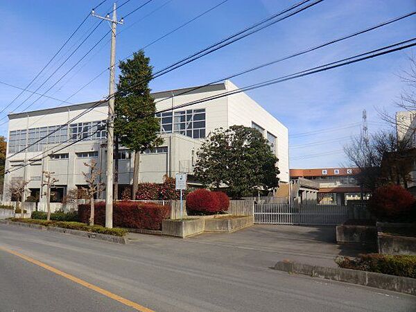 熊谷市立江南中学校まで約2200m（徒歩28分）です。自転車では約11分ですので、部活終わりでも安心して下校できる距離ですね。