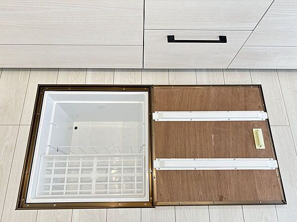 【同仕様写真】床下収納は新品に交換。調味料や保存食の収納に便利ですよ。床下点検口も兼ねているのでわざわざ畳を上げ無くても床下から設備関係のチェックが出来ます。いざというときでも素早く対応できるので安…
