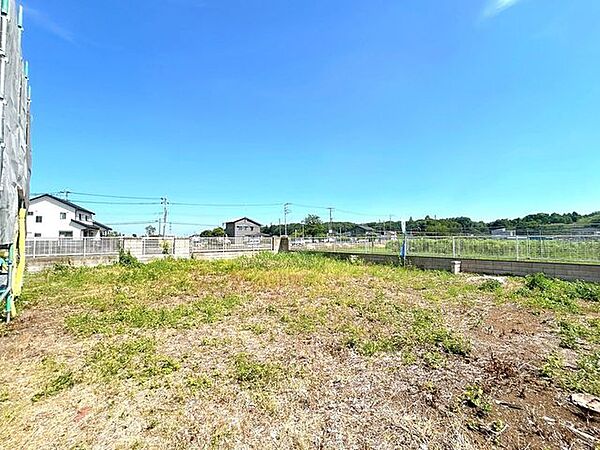 南庭のお写真です。南向きですので、ドッグランや家庭菜園としてご利用頂くのにぴったりです。