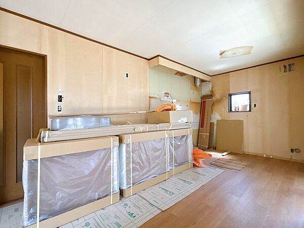 【リフォーム中4/20撮影】リビングの写真です。照明交換やキッチンの交換などを行います。