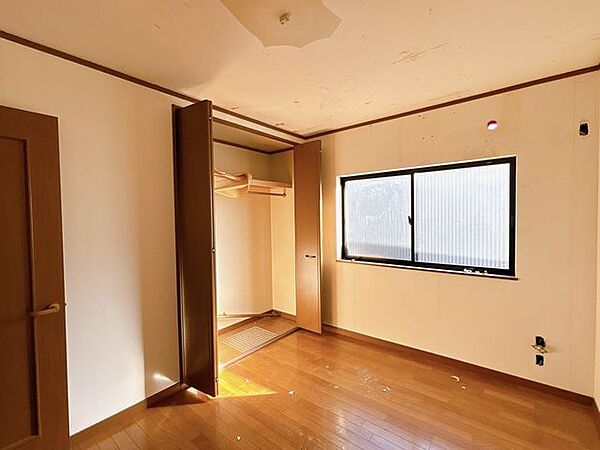 【リフォーム中4/20撮影】2階真ん中洋室です。クロス張替、照明・スイッチ・コンセントは新品交換します。