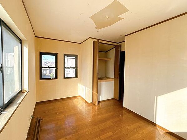 【リフォーム中4/20撮影】2階西側洋室です。三面採光ですので日中は暖かいお部屋になりそうですね。