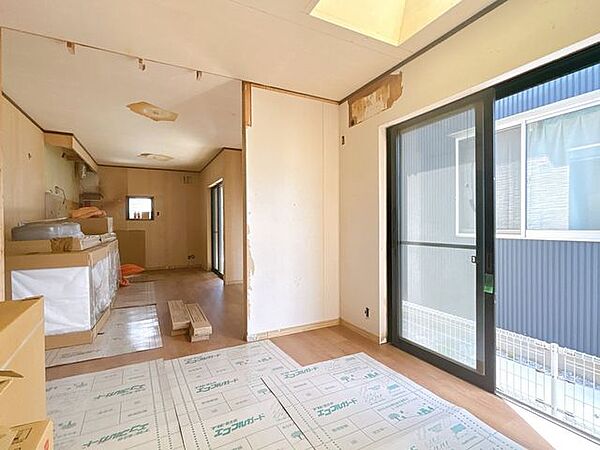 【リフォーム中4/20撮影】1階洋室はドアを撤去しLDKと続き間に変更する予定です。クロスの張替えや床はフロアタイル仕上げに致します。