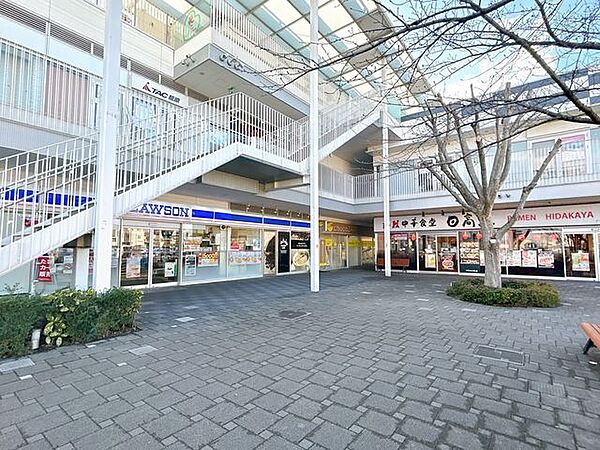熊谷市立新堀 ローソン Ｓ籠原駅北口店様まで約300ｍ（徒歩4分）です。夜中にふらっとお買い物に行ける距離です。コンビニが近くにあると何かと便利でいいですよね。 1200m