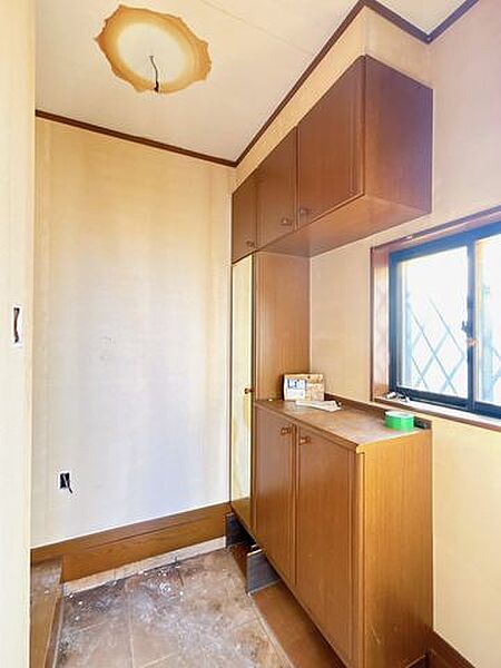 ローソン Ｓ籠原駅北口店 【リフォーム中4/20撮影】コの字型のシューズボックスですので収納が多くていいですね。クリーニングしてお引渡し致します。 300m