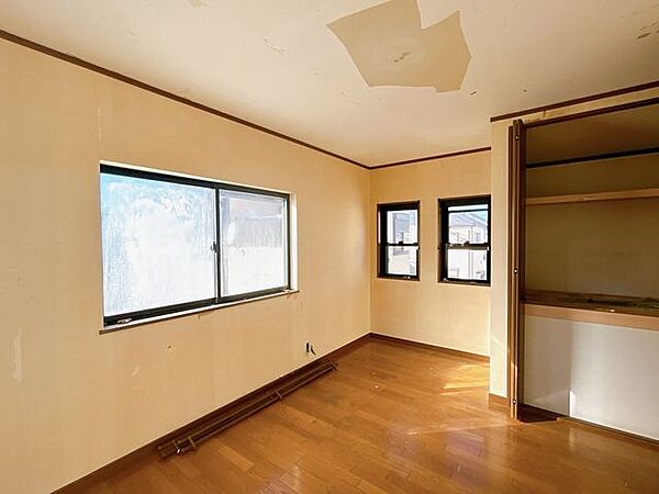ベルク 玉井店 【リフォーム中4/20撮影】2階西側洋室です。収納付きでいいですね。クローゼットはクリーニングしてお引渡し致します。 850m