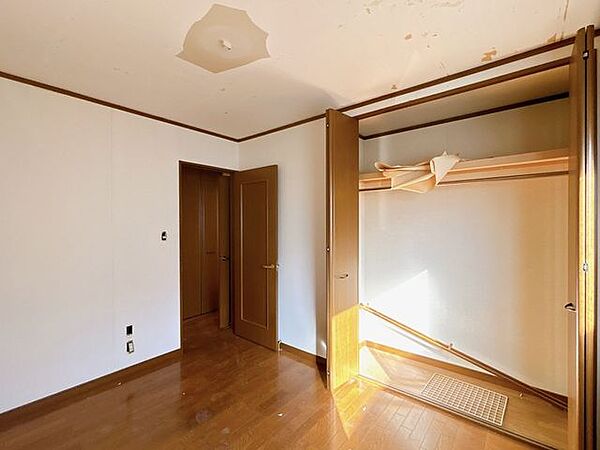 【リフォーム中4/20撮影】2階真ん中洋室です。クローゼットもございますので、お子様にもぴったりなお部屋になりそうですね。