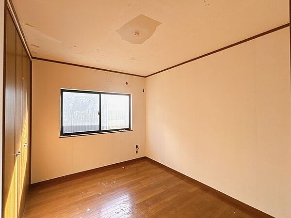 【リフォーム中4/20撮影】2階真ん中洋室です。陽の光が差し込む明るいお部屋ですので日中は照明を使わず電気代を節約できるかもしれませんね。