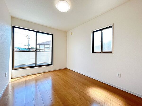 【リフォーム完了】2階南西側洋室になります。クロス張替、網戸張替、照明・火災報知器は新品交換済みです。