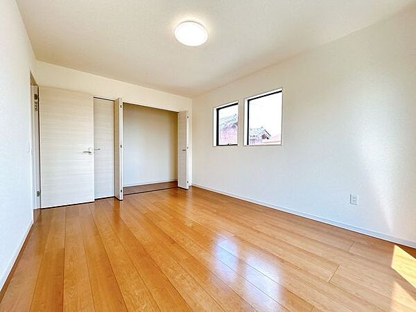 【リフォーム完了】2階南東側洋室になります。約8.75帖の広さがございます。お子様部屋には贅沢な広さですね。