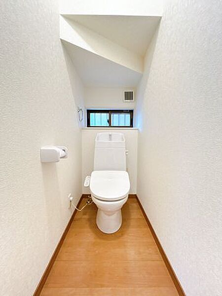 【リフォーム完了】トイレは1，2階新品に交換済みです。直接肌が触れる水回り設備が新しいと気持ちがいいですね。