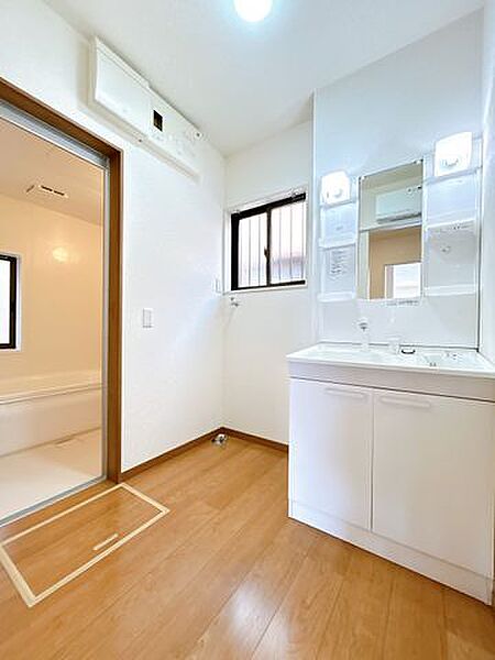 【リフォーム完了】洗面所のお写真です。クロス張替、照明は新品交換済みです。