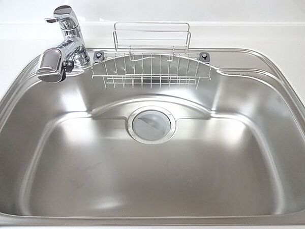 【同仕様写真】新品キッチンのシンクは、大きな鍋も洗いやすいセンターポケット形状。
