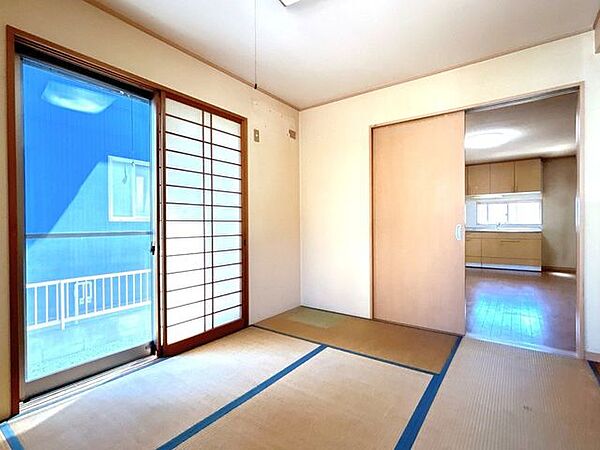 和室のお写真です。南向きに掃き出し窓がありますので、暖かい陽の光の中でうたた寝するのもいいですね。