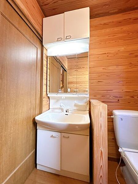 1階洗面台のお写真になります。トイレの横に洗面台がございますので、すぐに清潔感のある状態を保つことができますね。