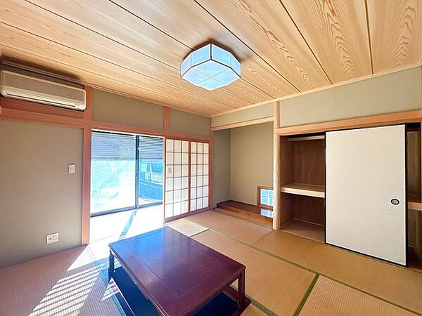 1階和室のお写真になります。広縁もございますので広々とした8帖の和室となっております。