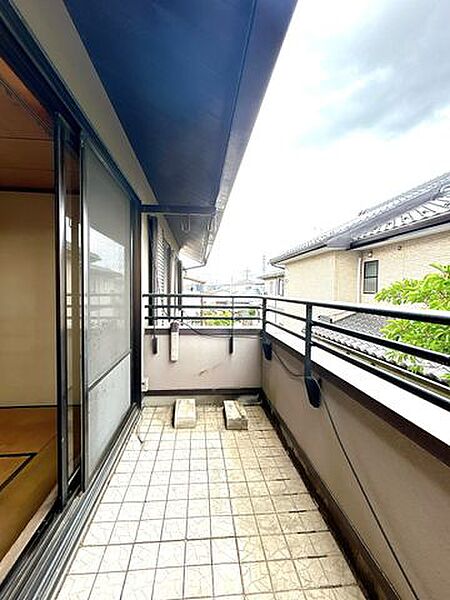 【防水塗装予定】バルコニーになります。南向きで風通しが良いので、洗濯物もすぐに乾きそうですね。