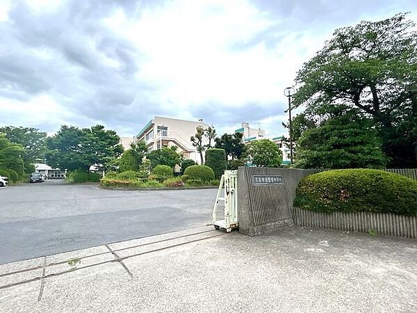 鷲宮中学校まで約230ｍ（徒歩3分）です。部活帰りのお子様も安心して帰れますね。