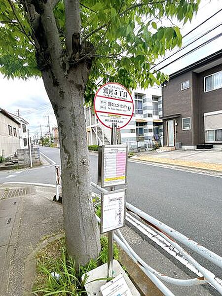バス停まで約140ｍ（徒歩2分）です。歩くのが大変な真夏などご利用できますね。