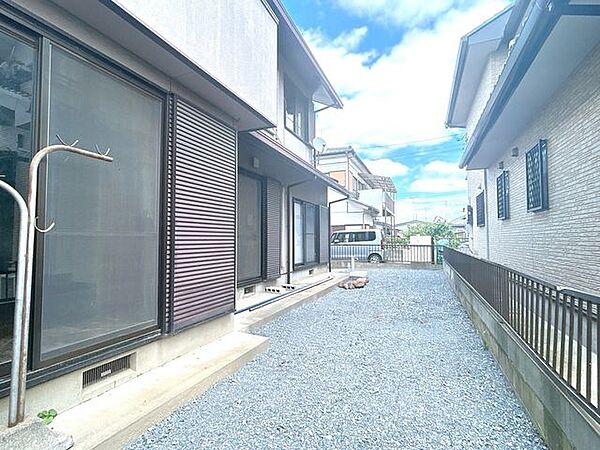 お庭のお写真です。お子様がお外で遊ぶには十分な広さがございます。