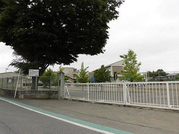 大幡小学校まで約1300m（徒歩18分）です。小さなお子様もいい運動になりそうでいいですね。