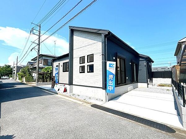 【外観】駐車場が分かれているので、忙しい朝でも出入りが楽に可能ですね。