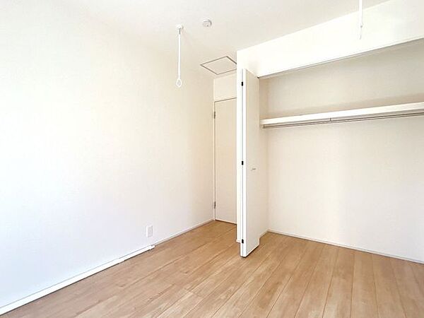 【真ん中5帖洋室】リビングと隣なので、小さなお子様部屋として活用するのもいいですね。